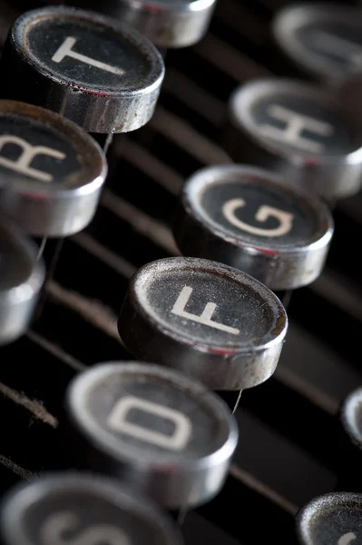 Teclado de máquina de escribir antigua con fondo redondo plateado y negro — Foto de Stock