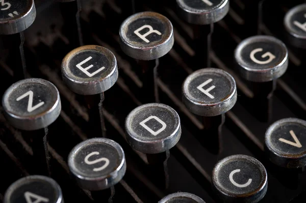 Старая клавиатура пишущей машинки с серебристыми и черными круглыми клавишами — стоковое фото