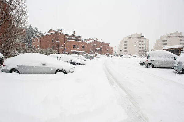 Vista de la calle con coches enterrados por la nieve — Foto de Stock