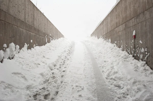 Garage klättring stigningen full av snö — Stockfoto