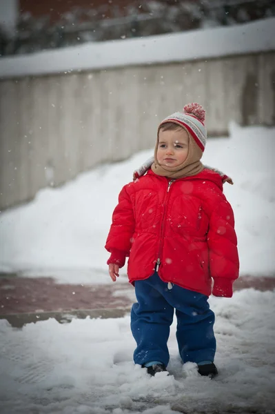 Porträtt av flicka med rosa skida passar i snön — Stockfoto