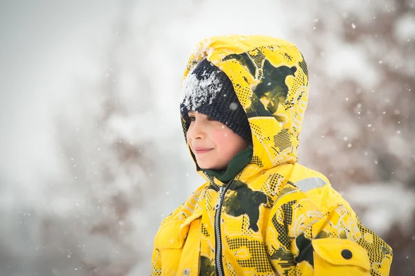 Porträtt av ung grabb i snön — Stockfoto