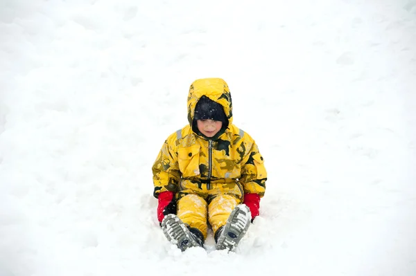 Jeune garçon s'amuser dans la neige — Photo