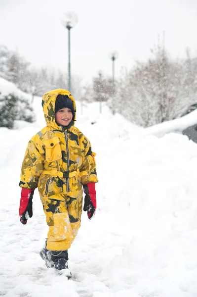 Porträt eines kleinen Kindes im Schnee — Stockfoto