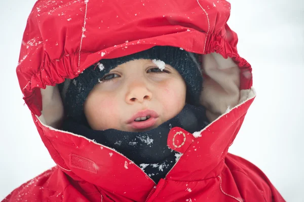 Porträt eines kleinen Jungen im Schnee — Stockfoto