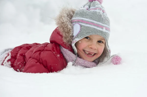 Ung flicka som leker i snön — Stockfoto