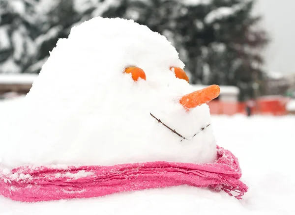 Ler snögubbe ansikte med halsduk — Stockfoto