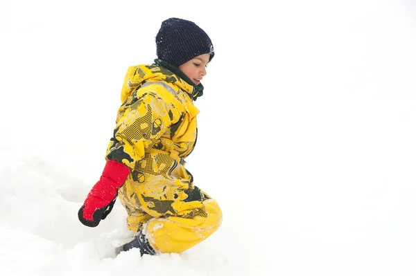 Jeune garçon s'amusant à courir dans la neige — Photo