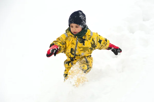 Mladík baví běží na sněhu — Stock fotografie