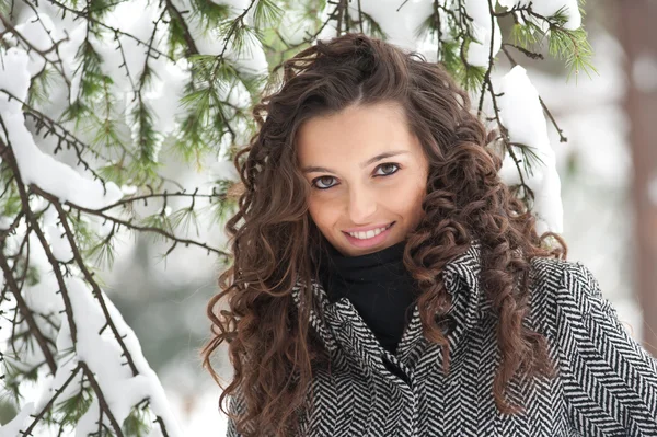 Retrato de menina bonita no tempo de inverno — Fotografia de Stock