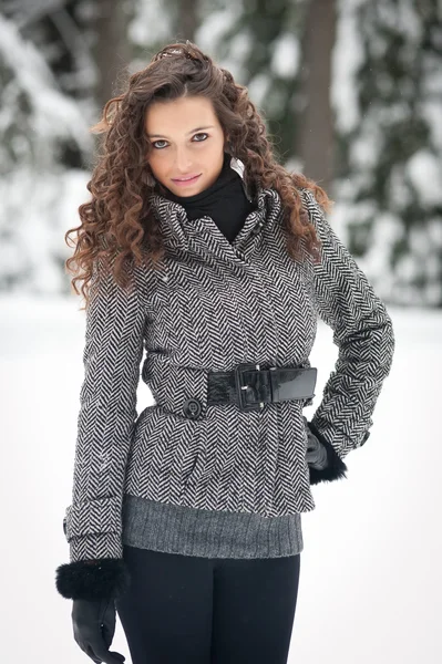 Portret van mooi meisje in de winter — Stockfoto