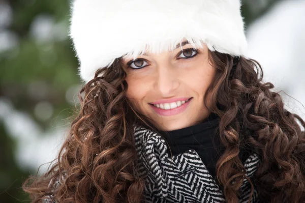 Porträtt av vacker flicka leende på vintern — Stockfoto