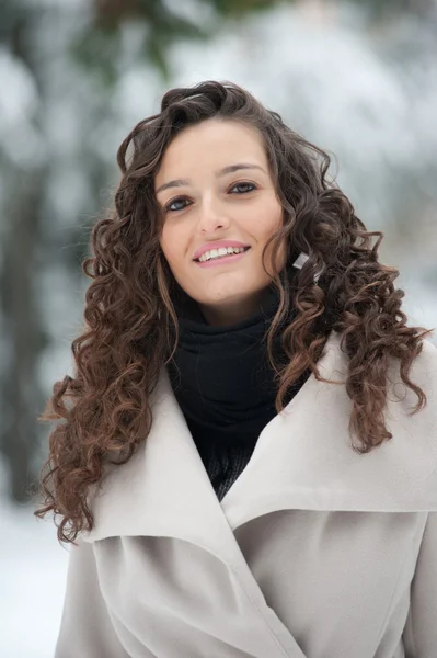 Porträt eines schönen Mädchens in der Winterzeit — Stockfoto