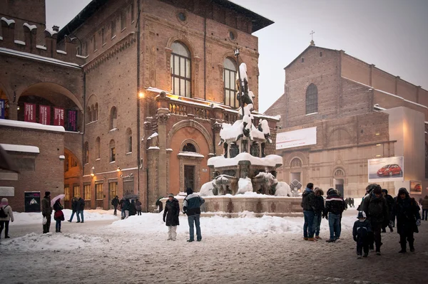 BOLOGNA, ITÁLIA - FEVEREIRO 4: desfrutar de neve na praça Neptuno em Bolonha, Itália — Fotografia de Stock