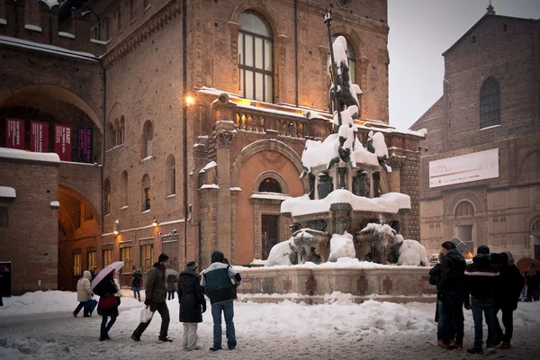 BOLOGNA, ITALIA - 4 DE FEBRERO: disfrutando de la nieve en la plaza Neptuno de Bolonia, Italia — Foto de Stock