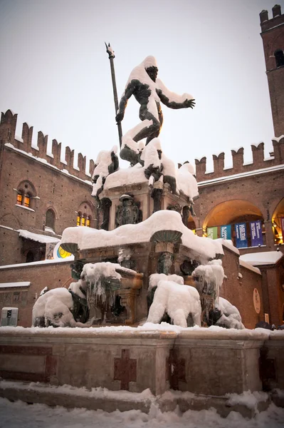 Neptunbrunnen, der von Schnee bedeckt ist. Bologna. Italien — Stockfoto