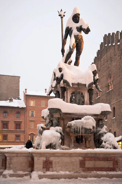 Fountain av Neptunus täcks av snö. Bologna. Italien — Stockfoto