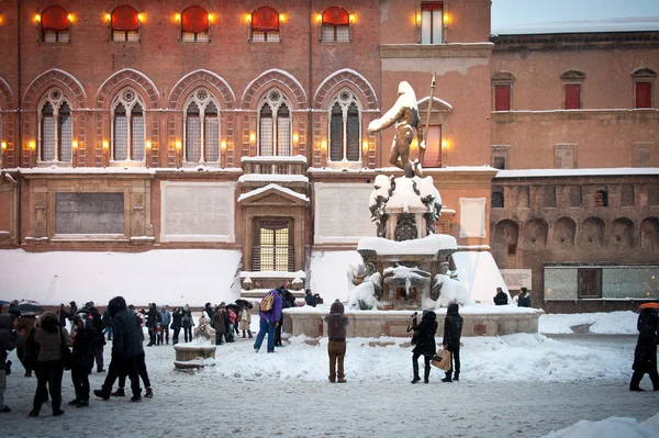 BOLOGNA, ITALIA - 4 DE FEBRERO: disfrutando de la nieve en la plaza Maggiore de Bolonia, Italia —  Fotos de Stock