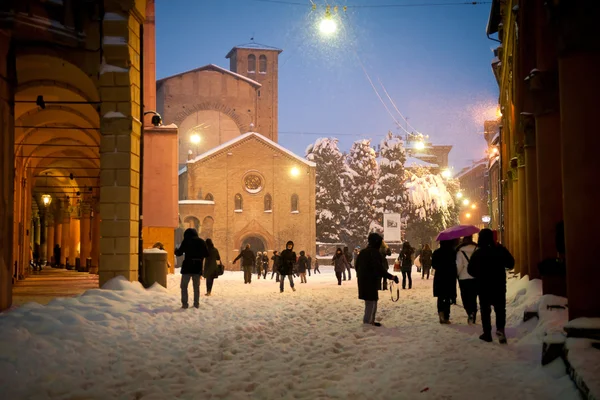 BOLOGNA, ITALY - 4 февраля: наслаждаясь снегом на площади Маджоре в Болонье, Италия — стоковое фото