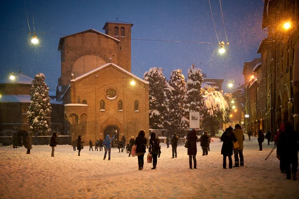 Μπολόνια, Ιταλία - 4 Φεβρουαρίου: απολαμβάνοντας χιόνι στην πλατεία maggiore, στην Μπολόνια, Ιταλία — Φωτογραφία Αρχείου