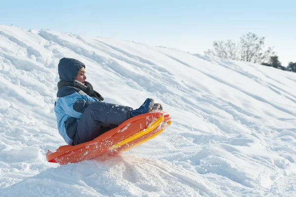 Enfant sautant avec Bob dans la neige — Photo