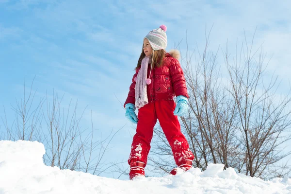 Ung flicka som leker i snön — Stockfoto