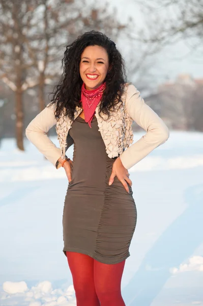 Retrato de menina bonita no tempo de inverno se divertindo com neve . — Fotografia de Stock