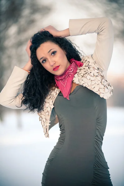 Kış zamanında güzel bir kız portresi — Stok fotoğraf