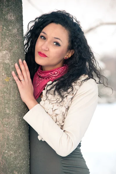 Retrato de menina bonita no tempo de inverno perto de uma árvore — Fotografia de Stock
