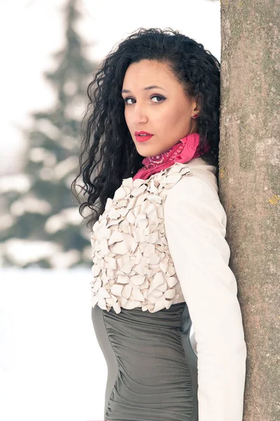Télen a fát közeli gyönyörű lány portréja — Stock Fotó