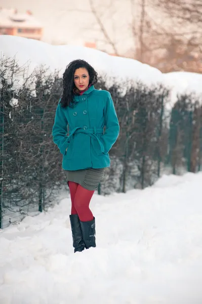 美丽的女孩在冬季时间在雪中行走的肖像 — 图库照片