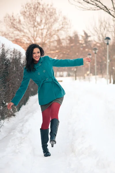Porträt eines schönen Mädchens im Winter beim Spazierengehen im Schnee — Stockfoto