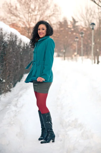 Porträt eines schönen Mädchens im Winter beim Spazierengehen im Schnee — Stockfoto