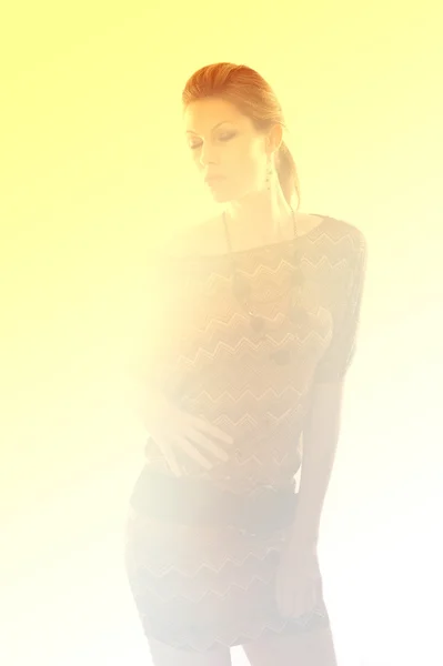 Arka ışık ile vintage elbise ile güzel kız portresi — Stok fotoğraf