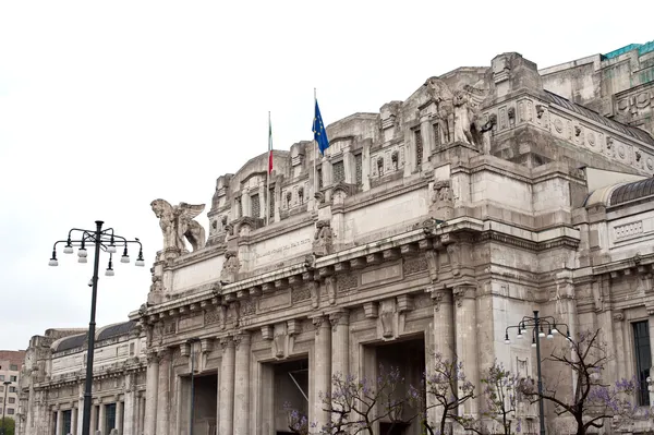 Κεντρικό σιδηροδρομικό σταθμό (stazione centrale) στο Μιλάνο, Ιταλία — Φωτογραφία Αρχείου