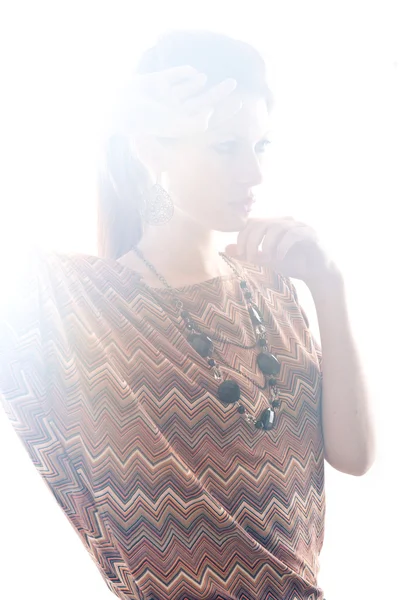 Retrato de hermosa chica con vestido vintage con luz de fondo —  Fotos de Stock