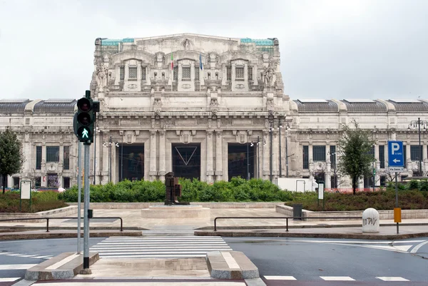 Κεντρικό σιδηροδρομικό σταθμό (stazione centrale) στο Μιλάνο, Ιταλία — Φωτογραφία Αρχείου