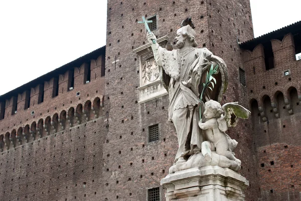 Estatua de Santo dentro del patio del Castillo de Sforza en Milán, Italia —  Fotos de Stock