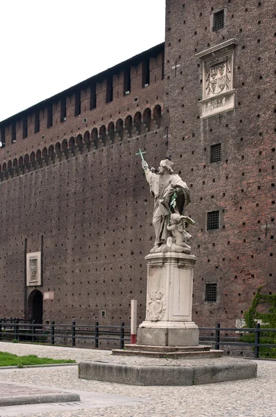 Статуя Святого всередині двору Сфорца замок в Мілані, Італія — стокове фото
