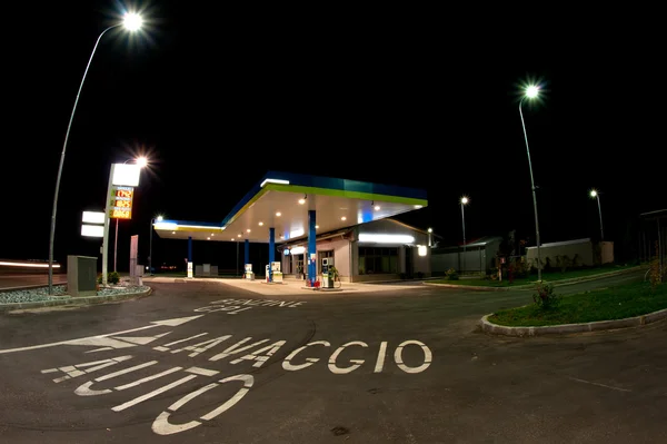 Posto de gasolina à noite — Fotografia de Stock