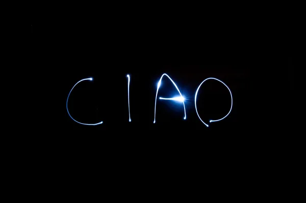 Ciao, geschrieben vom Licht im Dunkeln — Stockfoto