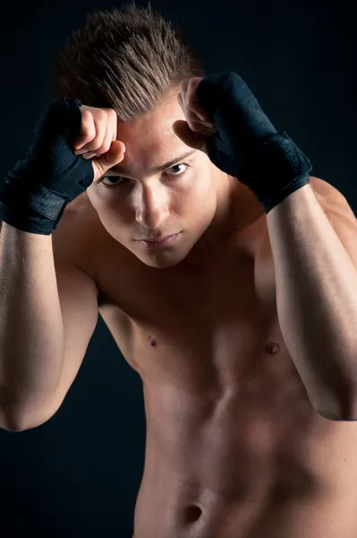 Esportista boxer close up retrato contra fundo preto — Fotografia de Stock
