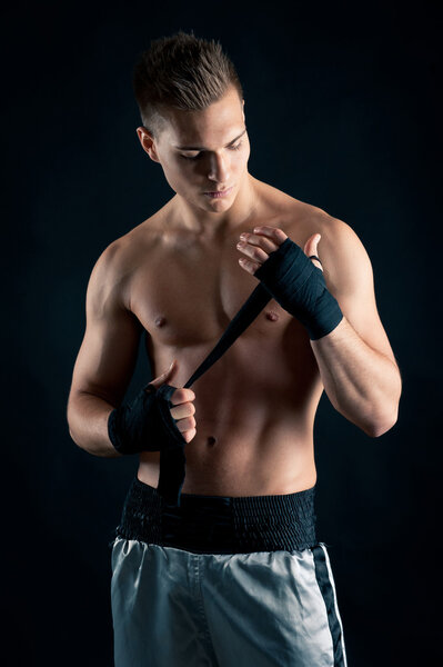 Портрет боксера на черном фоне
