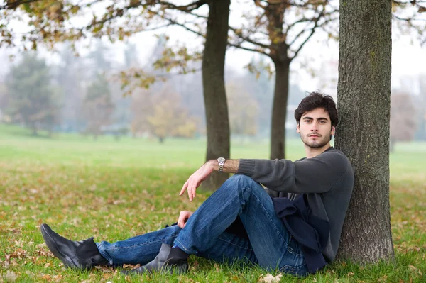 Homem relaxado ao ar livre. Retrato intenso — Fotografia de Stock