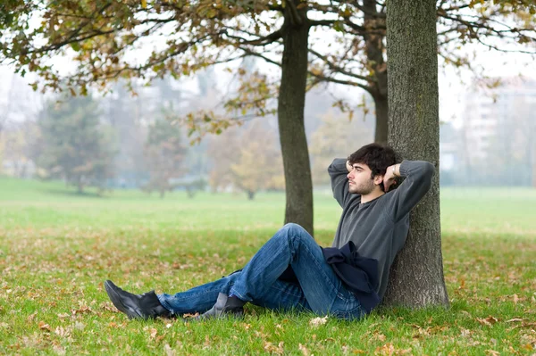 Homme détendu en plein air. Portrait intense — Photo