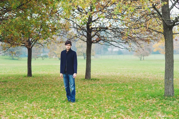 Hombre caminando afuera en un parque — Foto de Stock