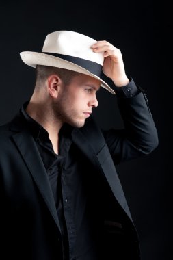 genç adam dikey, siyah zemin üzerine beyaz şapka