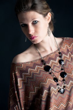 portre bir vintage elbise siyah arka plan ile güzel kız up kapatın