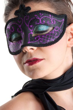Beyaz arka plan Mor maske ile güzel kız portresi