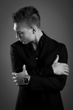 Kendine güvenen insan portre siyah bir arka plana dayanır. siyah ve beyaz